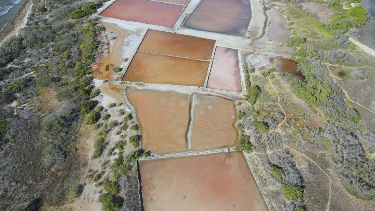 laguna salada natural extracción tradicional de sal marina en una pequeña isla hermosa en el caribe con colores deslumbrantes