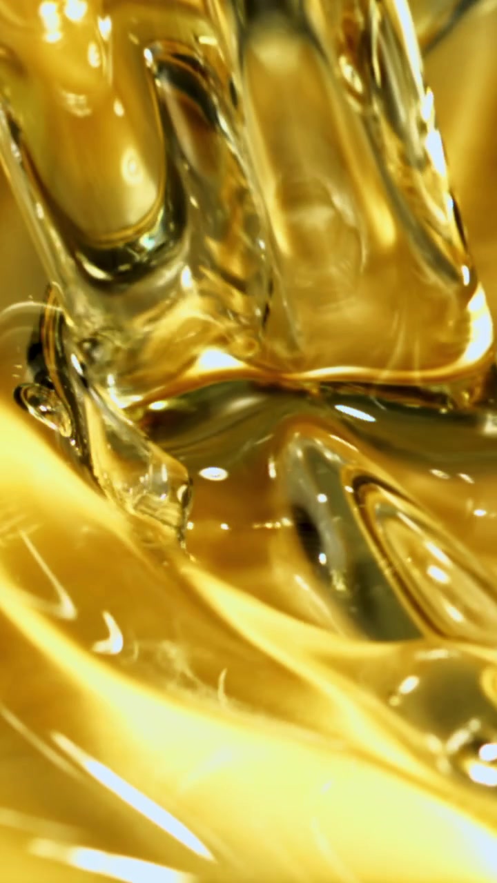 Líquido Viscoso Dourado Sendo Derramado em Câmera Lenta