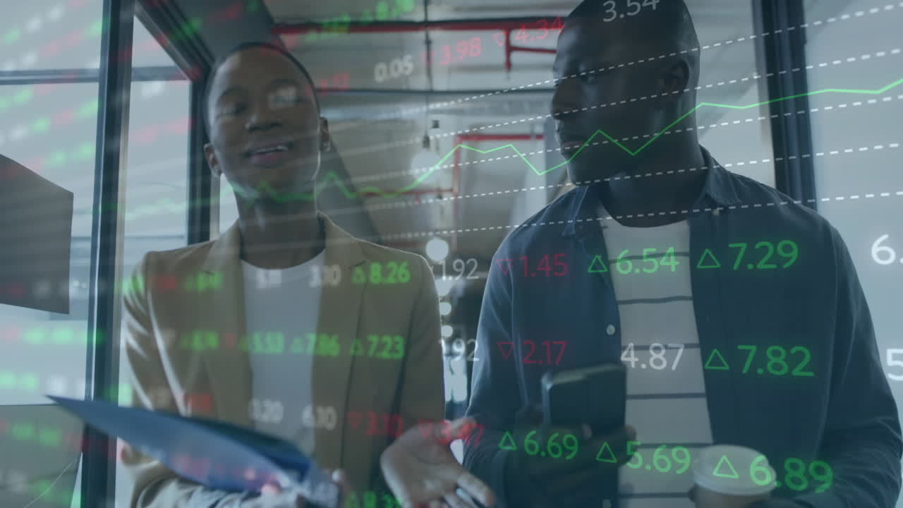 Animation av finansiell databehandling över mångfaldiga affärspersoner som arbetar på kontor