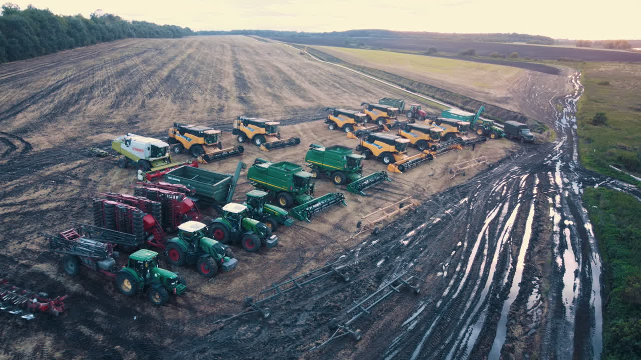에 있는 농장 장비와 기계