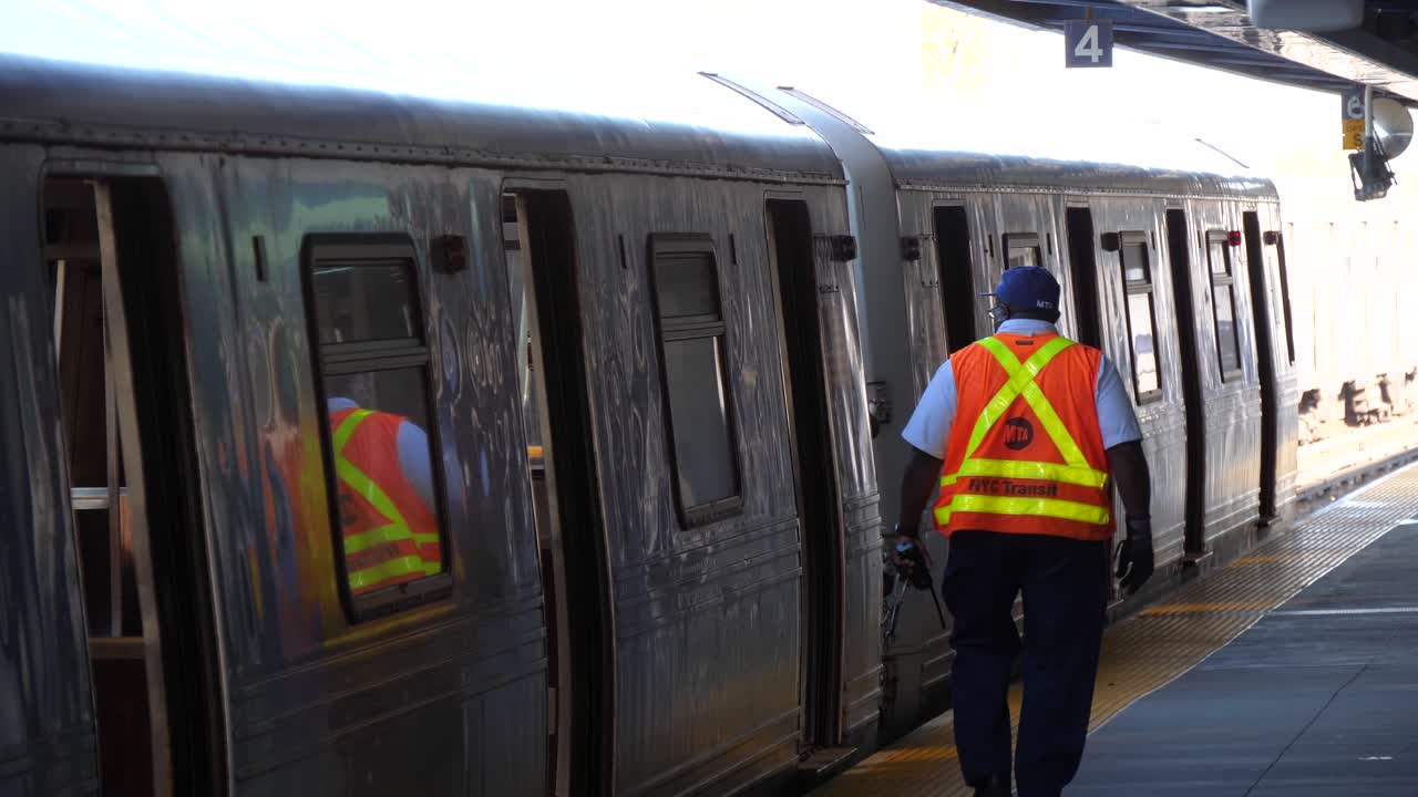 카메라에서 멀어지는 지하철을 확인하는 남자