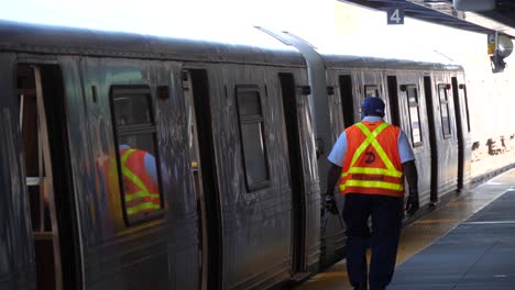 hombre revisando el metro alejándose de la cámara