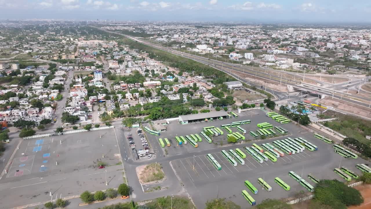 toma aérea de la avenida ecológica en santo domingo durante el día soleado