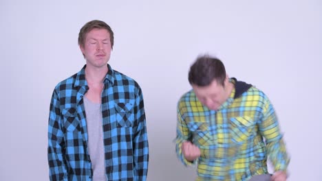 dos jóvenes felices y guapos como amigos