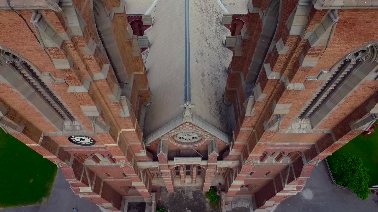 아름다운 옛 교회 꼭대기 공중 전망, 교회의 벽에 십자가와 시계