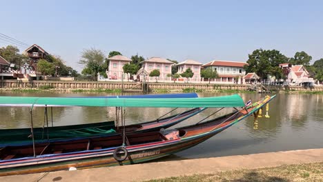 un largo barco se mueve suavemente a través de un río tranquilo.