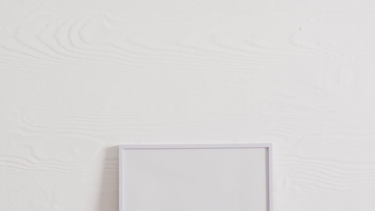 marco blanco con espacio de copia en fondo blanco y pared blanca