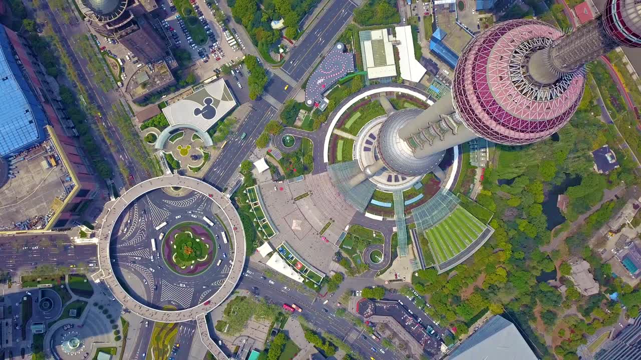 중국 상하이 시내의 둥근 교차로와 마천루, 고층 오피스 빌딩, 금융 구역 및 아시아의 스마트 시티의 비즈니스 센터.