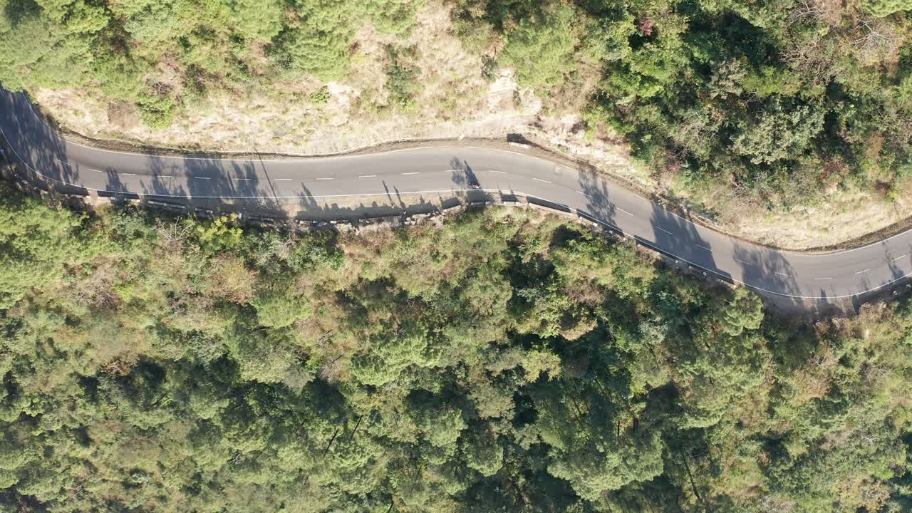 위에서 도로와 차량의 공중 드론 보기