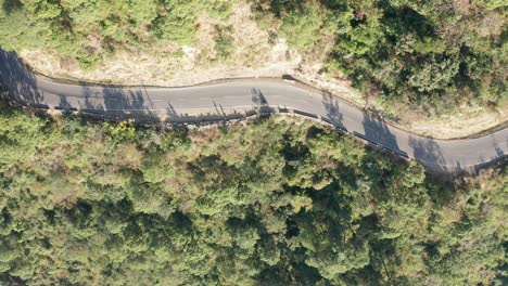 vista aérea de drones de una carretera y vehículos desde arriba