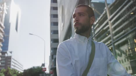 un joven profesional en movimiento.