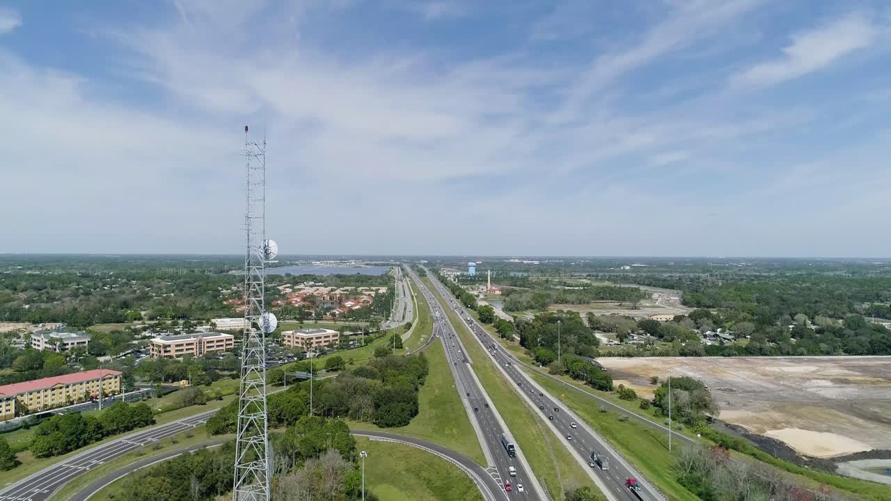 toma panorámica de una torre de radio al lado de la autopista en florida en un día soleado