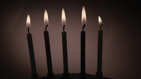 animación de un documento en llamas sobre velas de pastel de cumpleaños encendidas