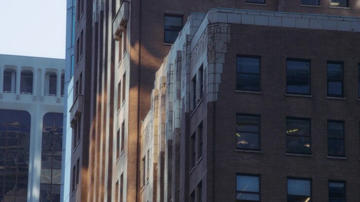 Luz do pôr do sol nos edifícios de tijolos