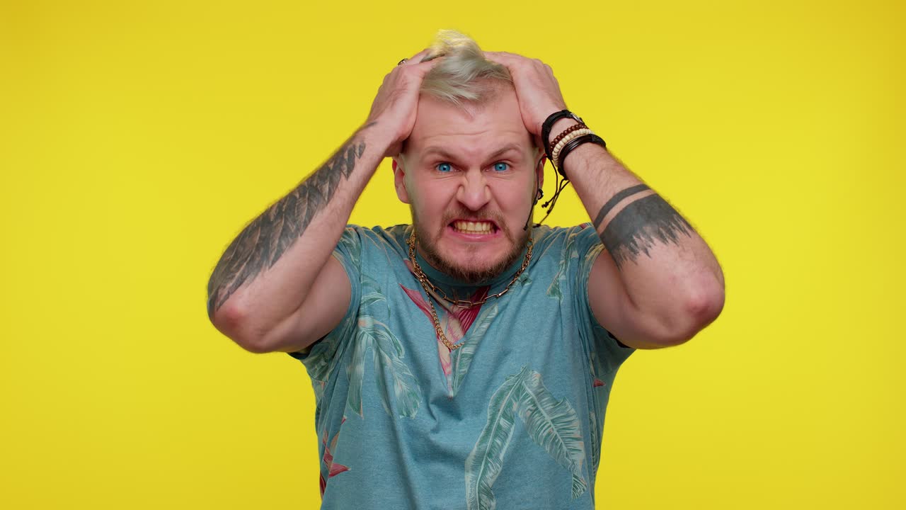 frustrado molesto irritado hombre peleando, preguntando la razón del conflicto, por qué tan testarudo