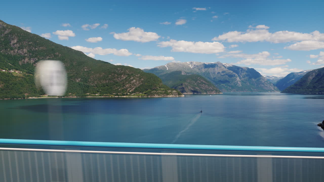 자동차 창 4k 비디오에서 노르웨이의 경치 좋은 피요르드를 통해 다리를 따라 가십시오.