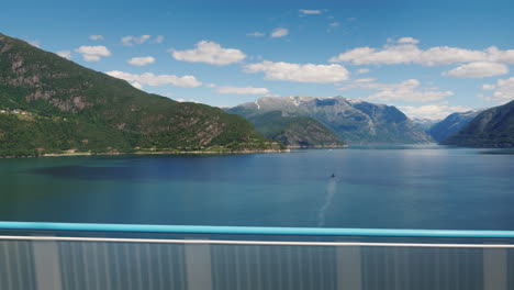 ir a lo largo del puente a través del fiordo escénico en noruega vista desde la ventana del auto video 4k