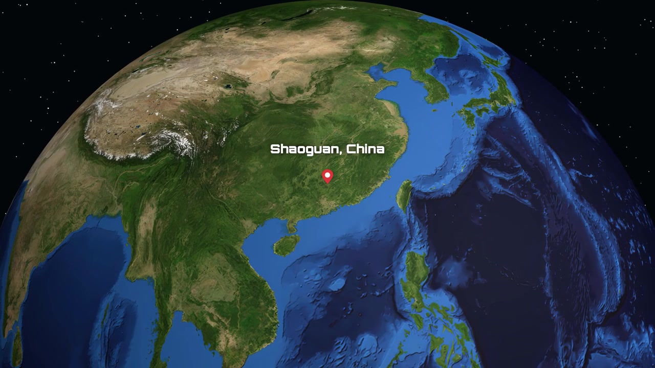 デジタルアニメーションが深宇宙から地球へズームインし、中国の韶関を赤いマーカーで特定する。