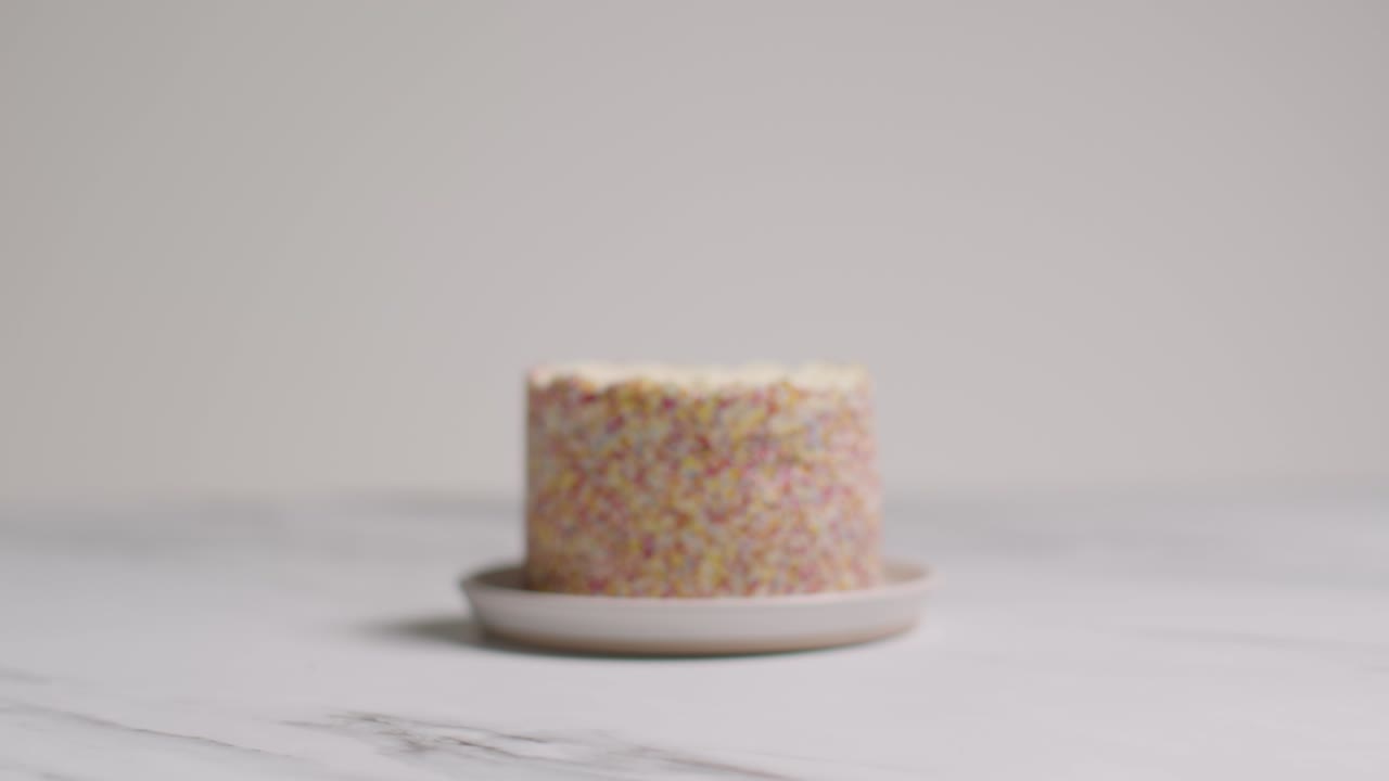 수백, 수천 개의 장식으로 덮인 생일 케이크의 스튜디오 샷 5