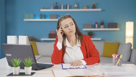 Home-Office-Mitarbeiterin,-Die-Kreativ-Denkt.