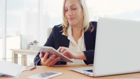 Geschäftsfrau-Nutzt-Digitales-Tablet-An-Ihrem-Schreibtisch
