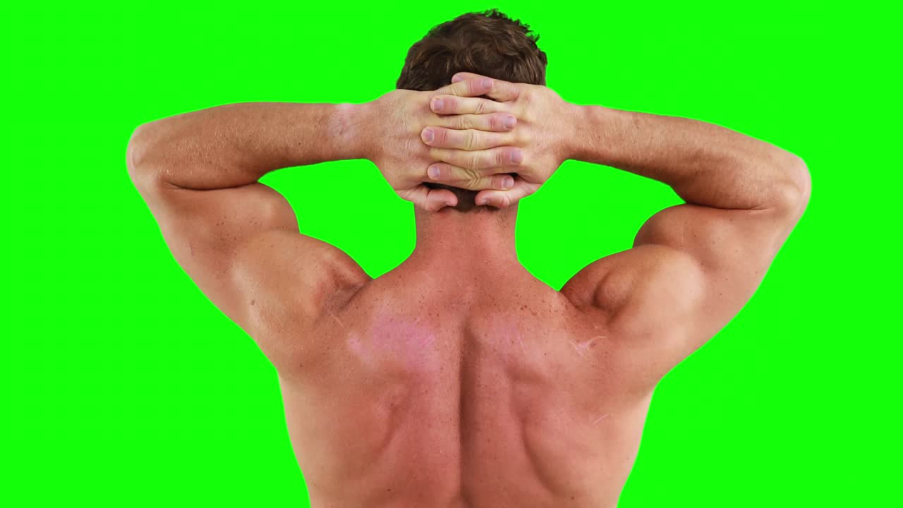 hombre musculoso con las manos detrás de la cabeza