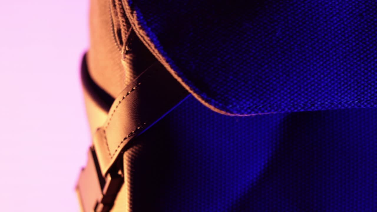 전문 기술 가방, 회전 동작이 있는 스튜디오 촬영, 파란색 및 금색 조명