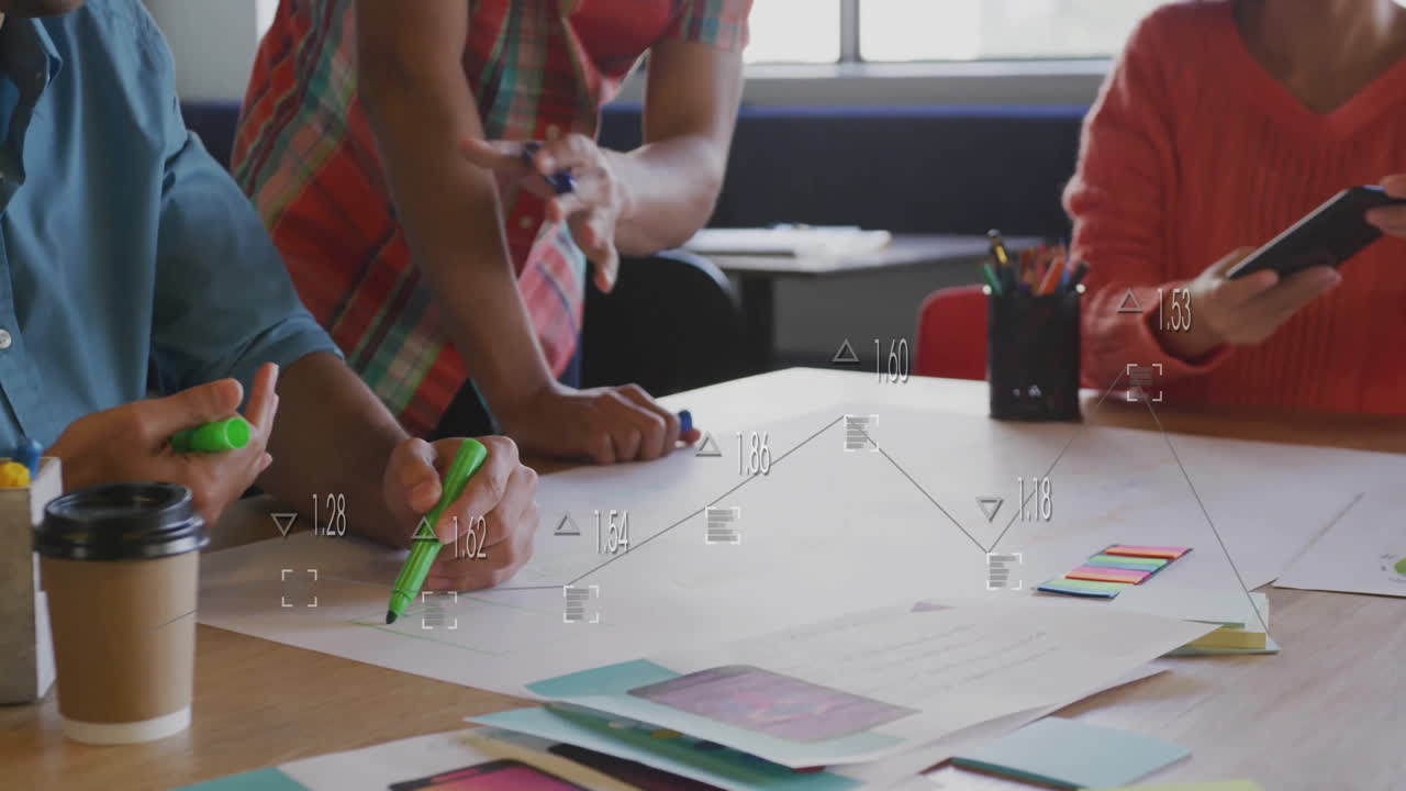 animación del procesamiento de datos sobre diversos colegas que se reúnen en la oficina