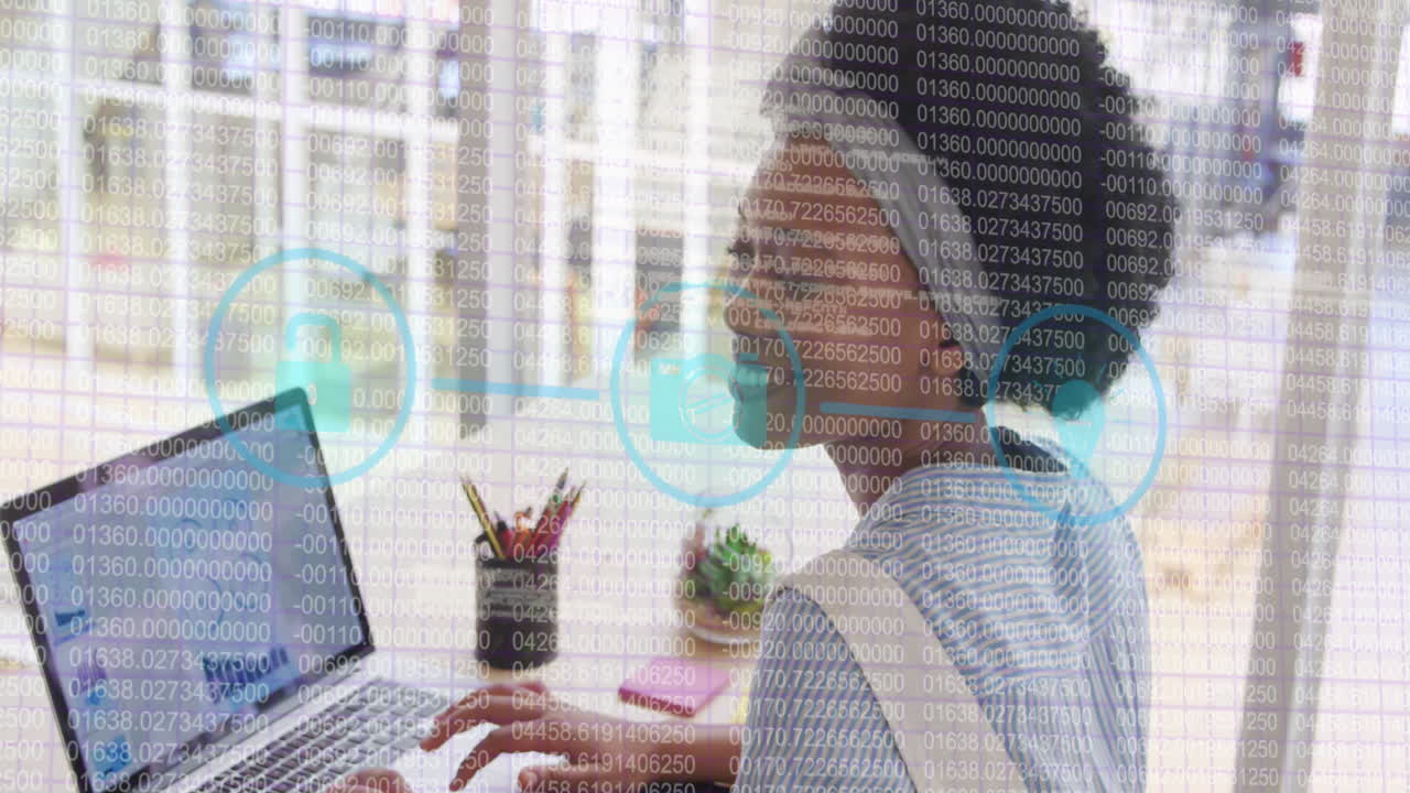 Animation af databehandling over afroamerikansk forretningskvinde på kontor