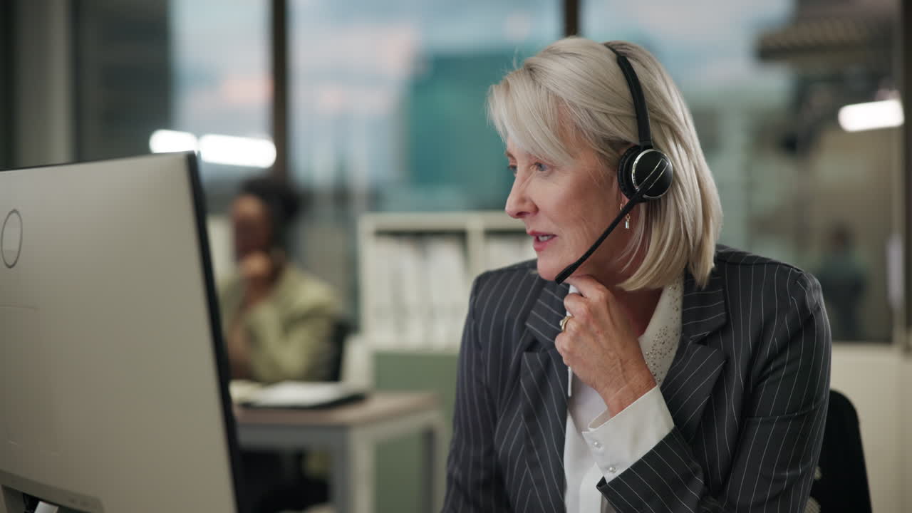 Pengusaha Wanita dengan Headset di Kantor