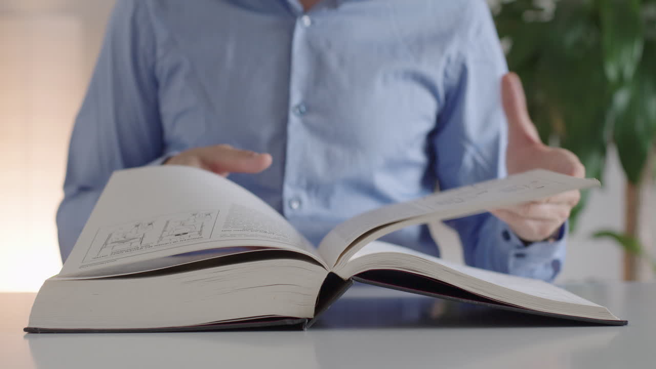 un hombre abre un libro