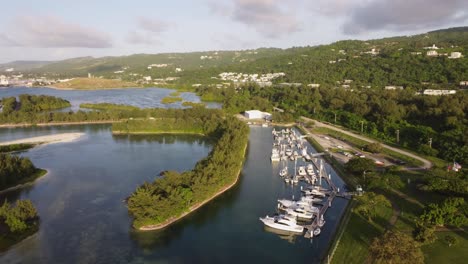 fotografia di drone del porto degli yacht all'american memorial park