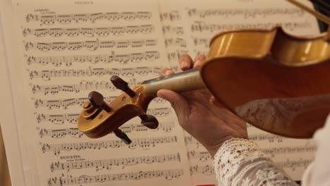 performance on a string instrument, the hollow body of the violin