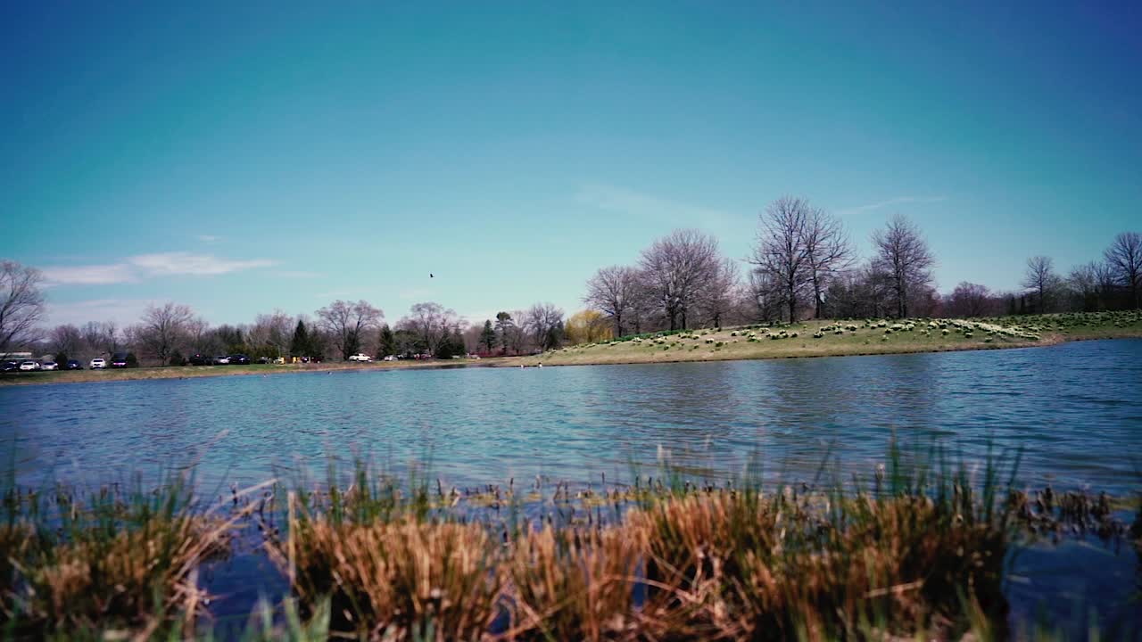 깊은 물 위에 슬로우 모션 파도 닫습니다