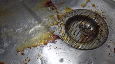 el lavado de agua repugnante cuenca aceitosa