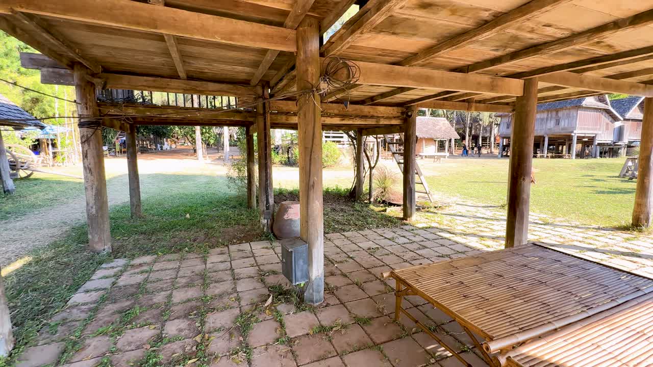 estructura de madera en un entorno rural tailandés