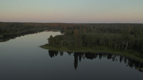 Überführung-Bei-Sonnenuntergang-über-Dem-See-Im-Borealen-Wald