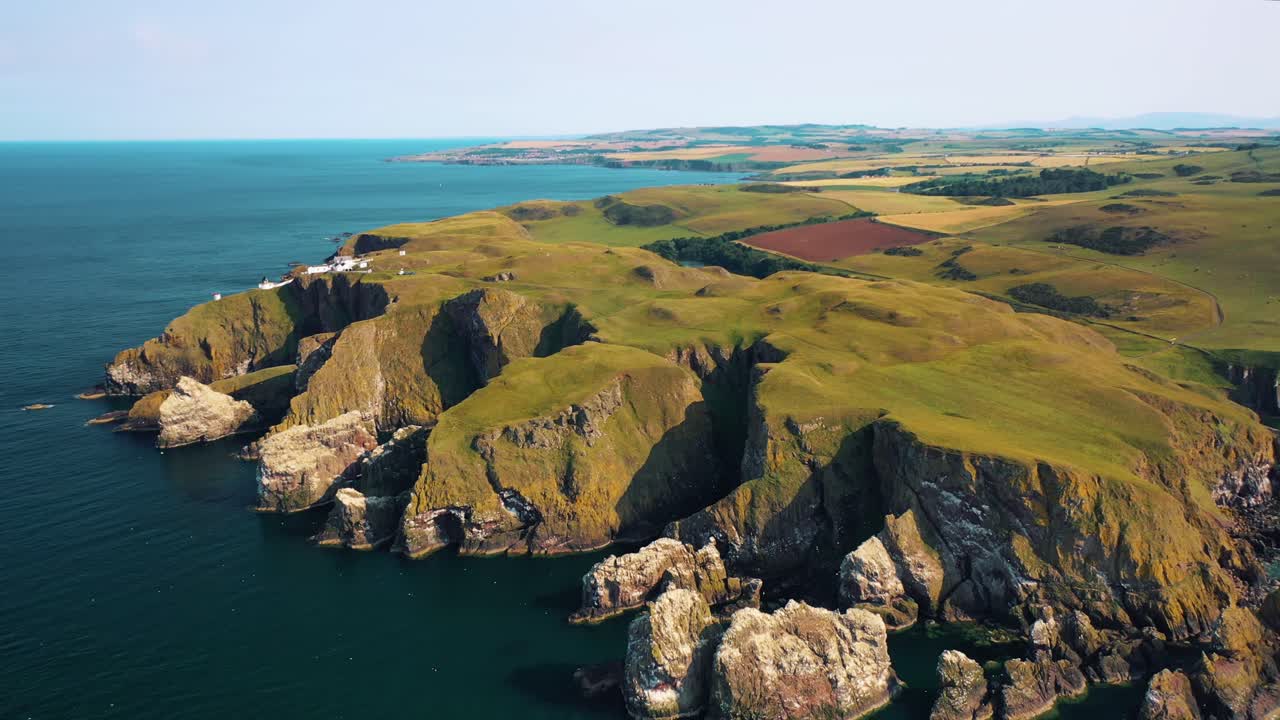 высокие виды на природные чудеса шотландии, величественные скалы и маяк сент-аббс, шотландия, соединенное королевство