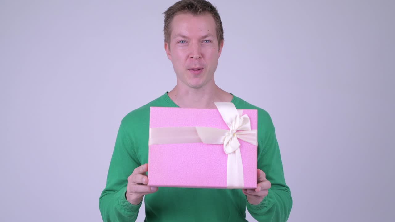 발렌타인 데이를 위해 준비된 젊은 잘생긴 남자