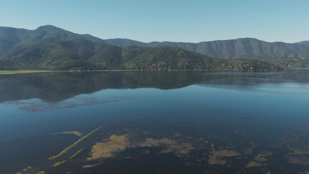 칠레의 울창한 언덕에 둘러싸인 아쿨레오 호수 (laguna de aculeo) 의 숨막히는 공중 풍경