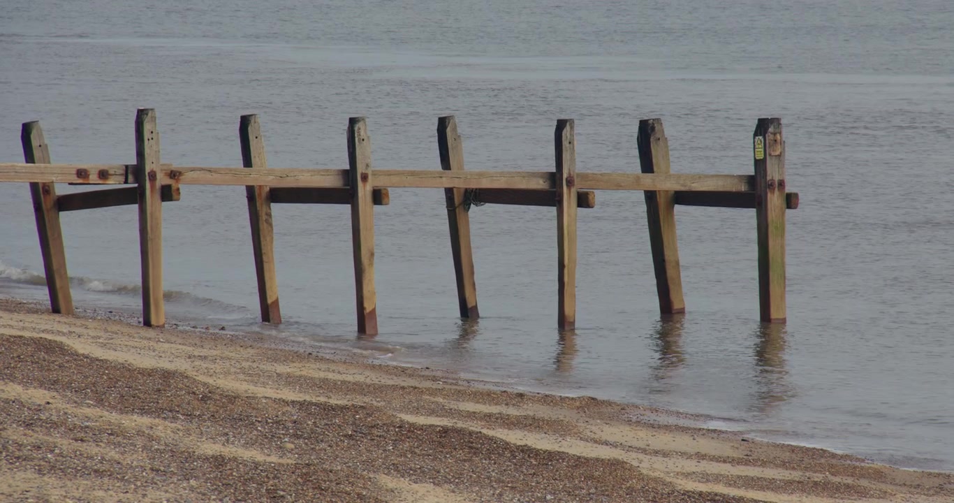 Opname van gebroken golfbrekers op het strand van Corton
