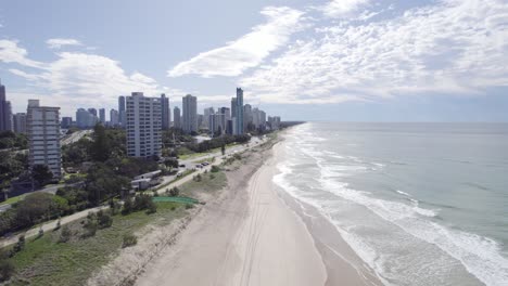 Paraíso-De-Los-Surfistas-Y-Playa-Principal-En-Gold-Coast,-Queensland,-Australia---Toma-Aérea-De-Drones