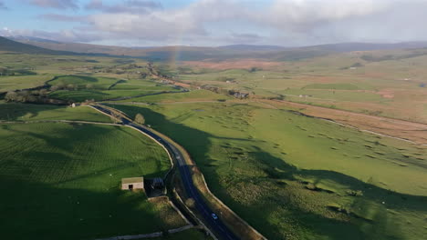 Establecimiento-De-Toma-Aérea-De-Drones-Del-Paisaje-De-Los-Valles-De-Yorkshire-Con-Arco-Iris