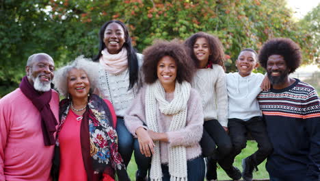 Porträt-Einer-Familie-Mit-Mehreren-Generationen-Auf-Einem-Gemeinsamen-Herbstspaziergang-Auf-Dem-Land