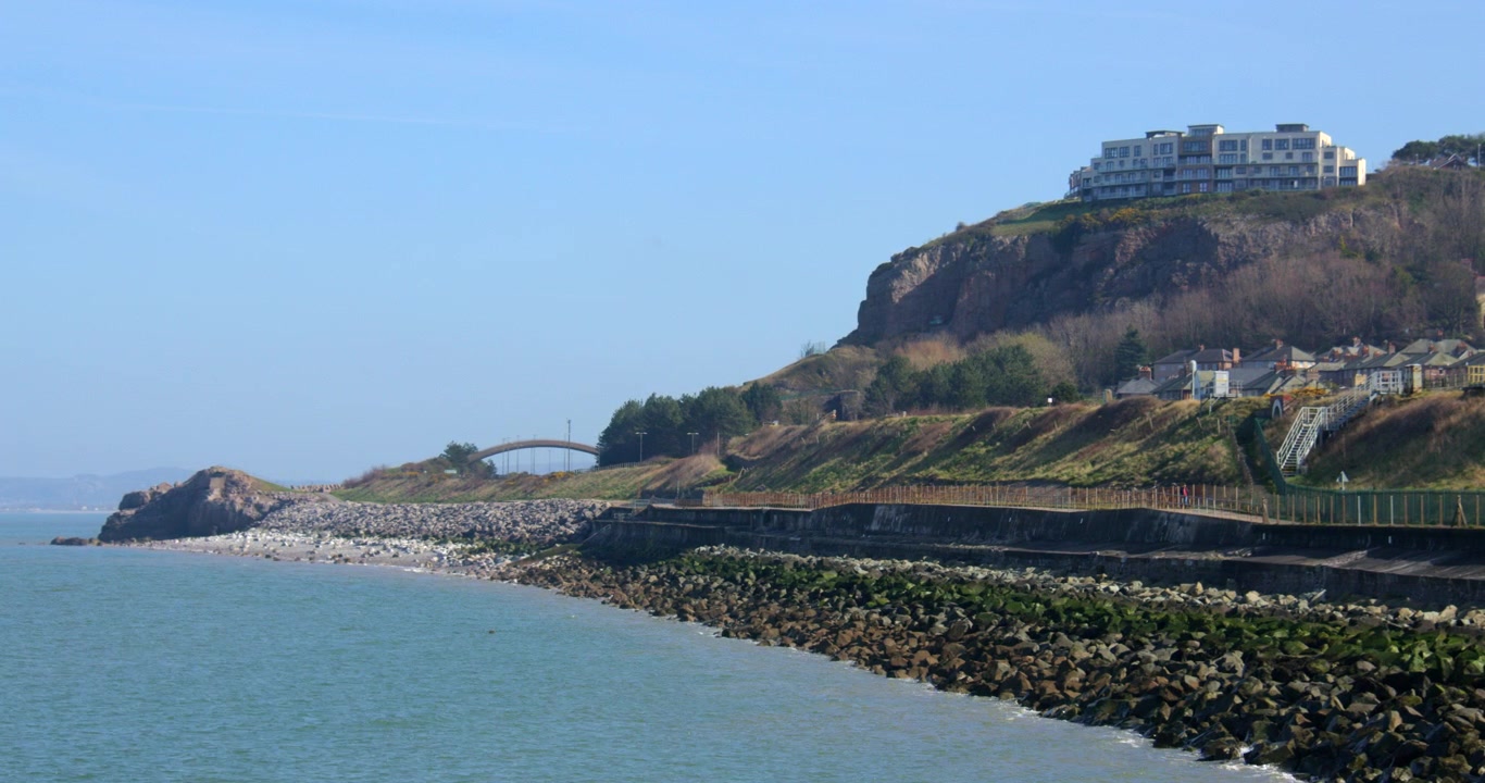 Imagem Panorâmica da Ponte Arco-Íris e da A55, Autoestrada do Norte do País de Gales, na Esplanada de Colwyn, Old Colwyn