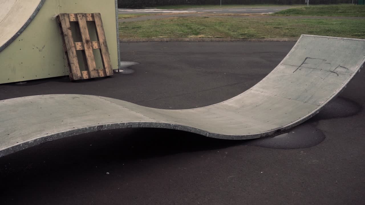 imágenes en cámara lenta de un patinador haciendo lo suyo en las carreteras islandesas, en un paisaje neblinoso y dramático