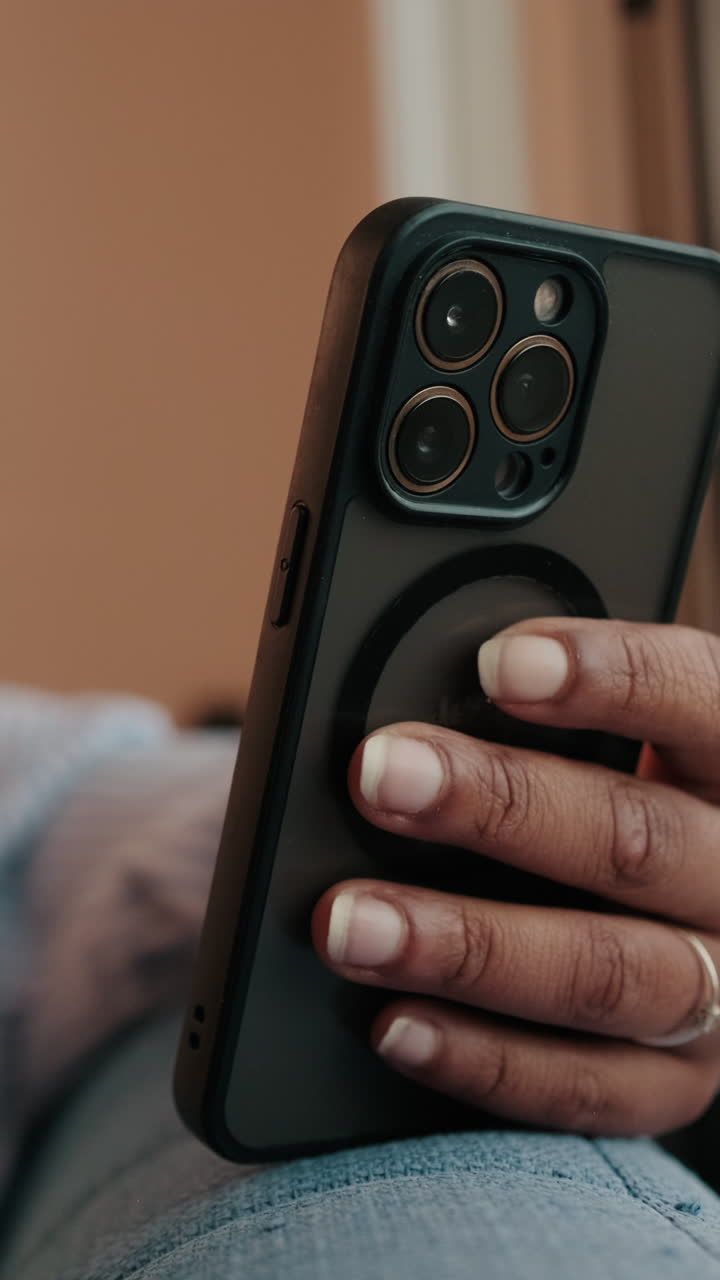 mujer usando teléfono inteligente en el sofá