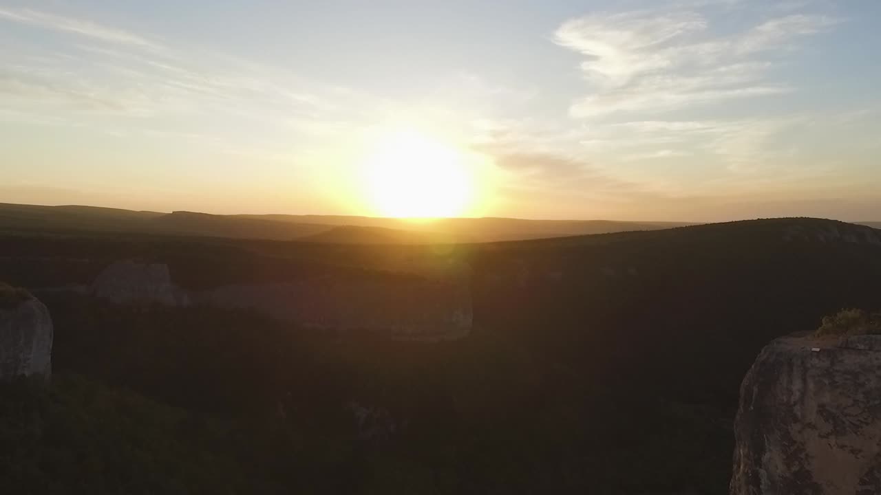 puesta de sol sobre el valle de la montaña