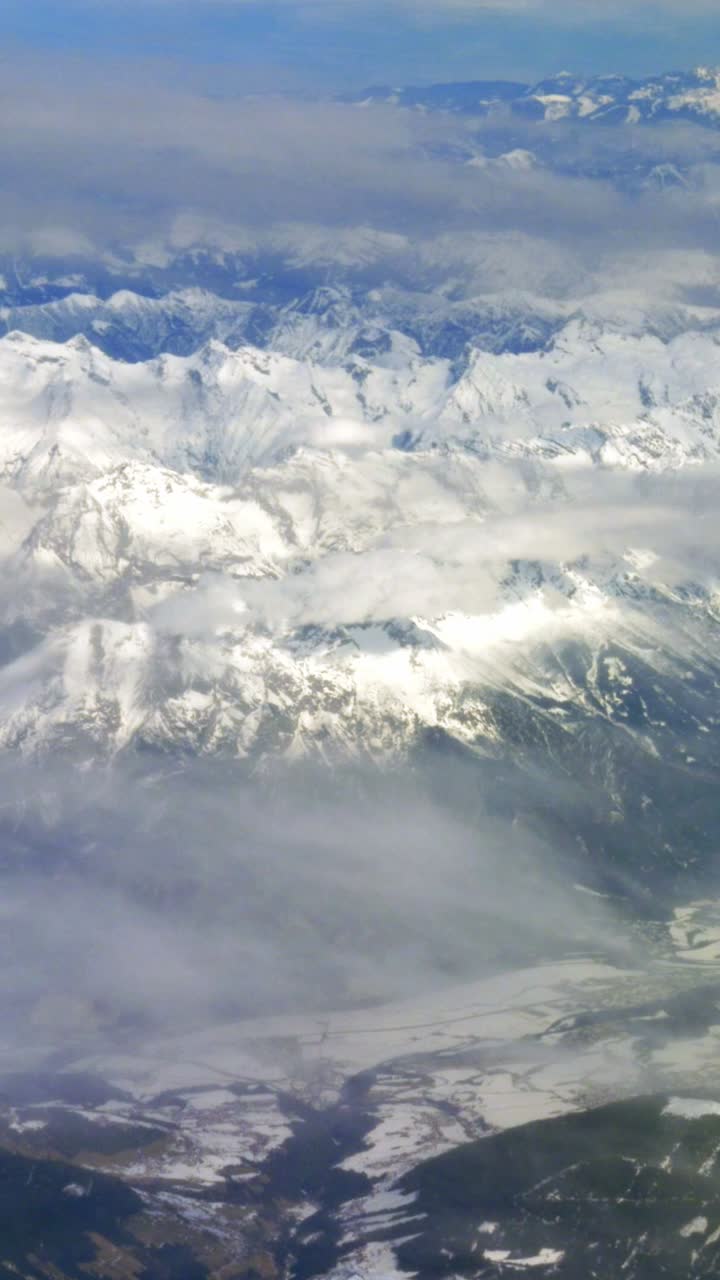 воздушный вид на заснеженные горы