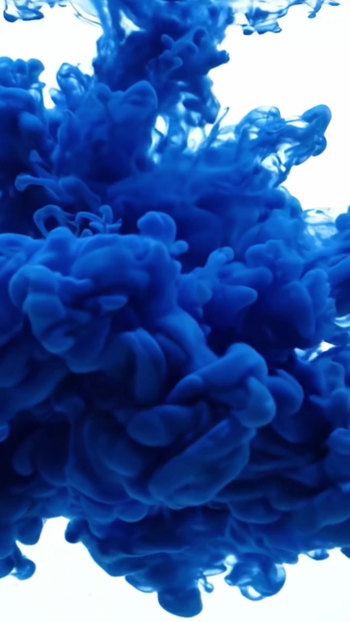 Uno straordinario viaggio di inchiostro blu nell'acqua: immagini accattivanti che mostrano il flusso dinamico e artistico della miscelazione dei colori in un ambiente tranquillo